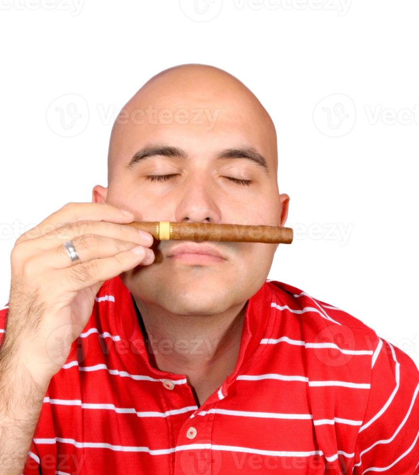 homem e cigare foto