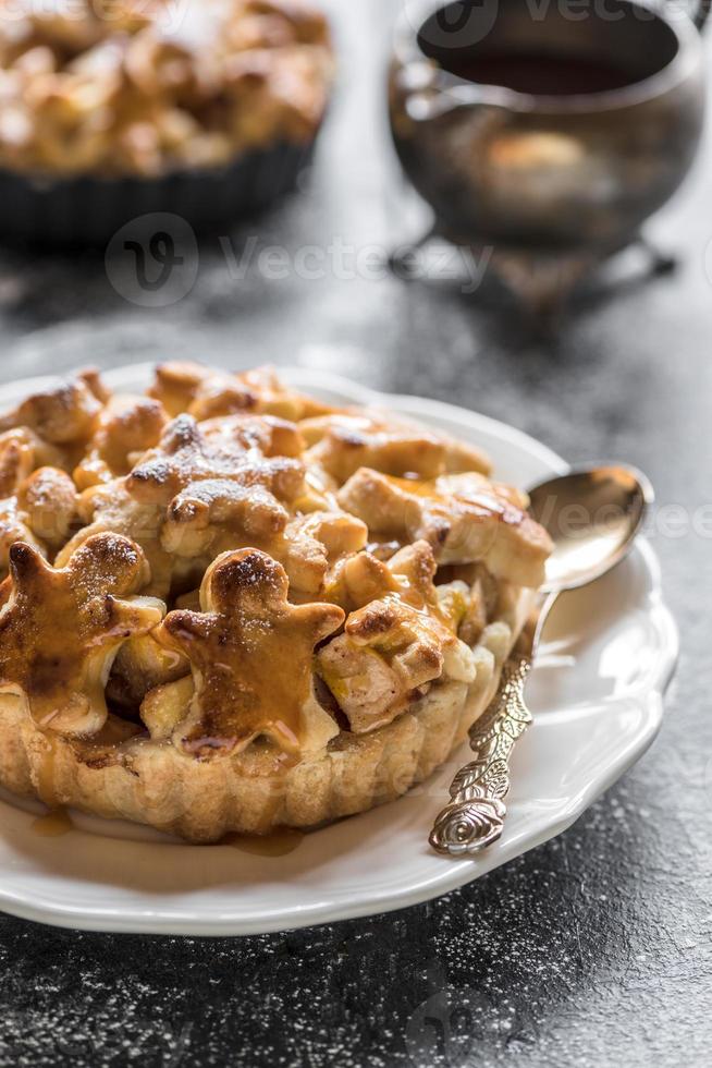 doce caseiro maçã torta com caramelo foto