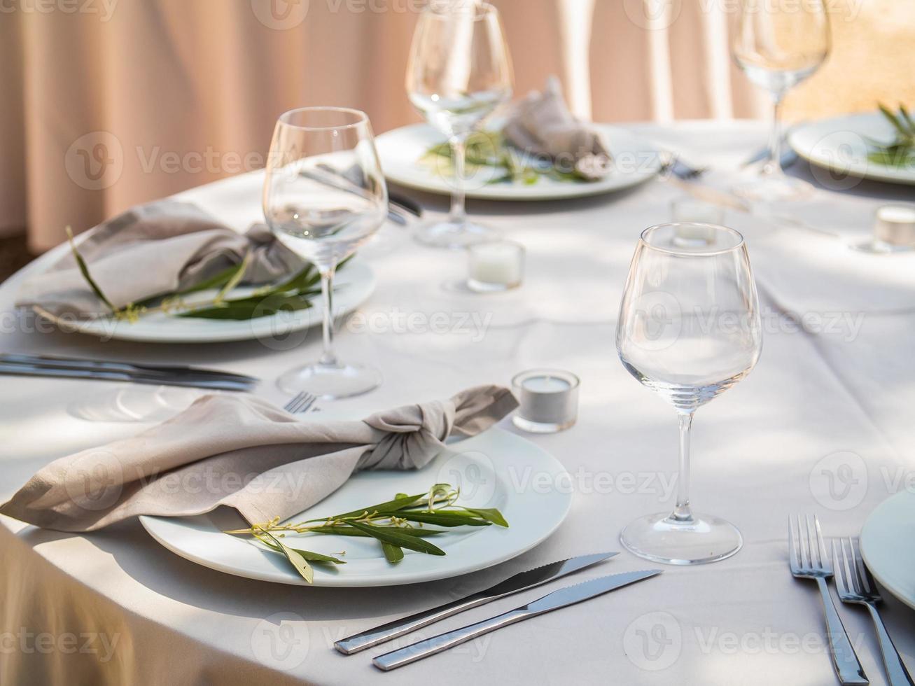 luxo elegante Casamento recepção mesa arranjo e floral peça central - Casamento banquete e evento ao ar livre foto