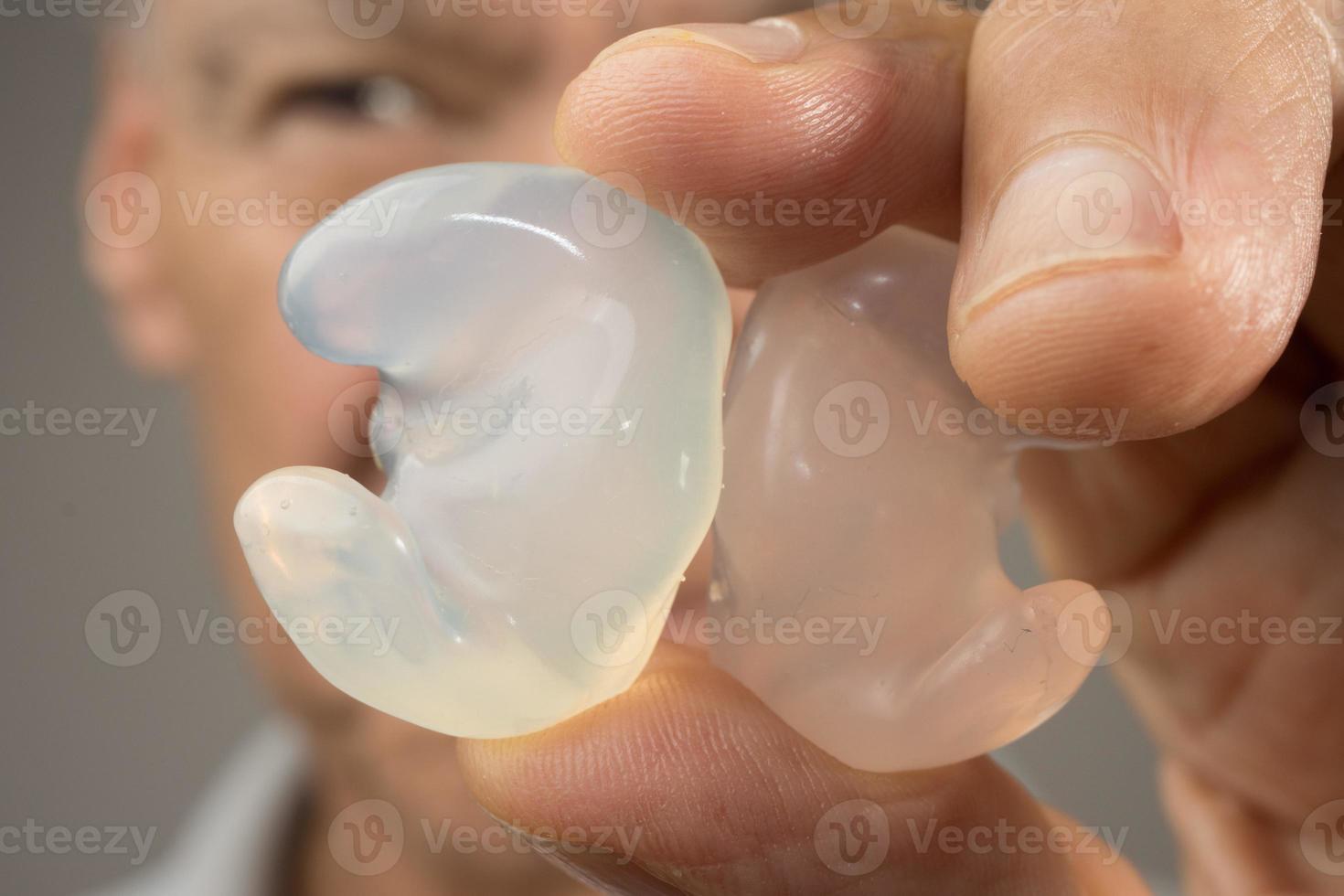 Mais velho homem mostrando fora dele personalizadas fez silicone tampões de ouvido para audição proteção foto