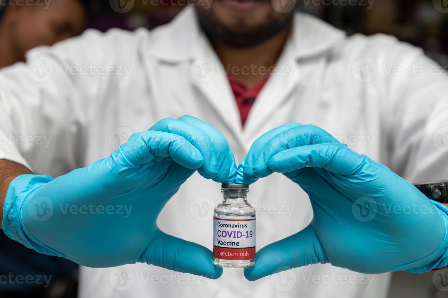 frasco de vacina covid-19 em mãos foto