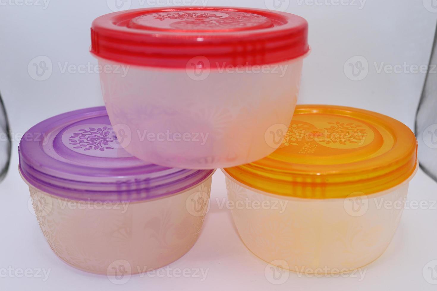 loja multiuso Comida recipiente, pequeno Comida armazenamento, lanche recipientes, reutilizáveis Comida plástico containers com tampas em branco fundo foto