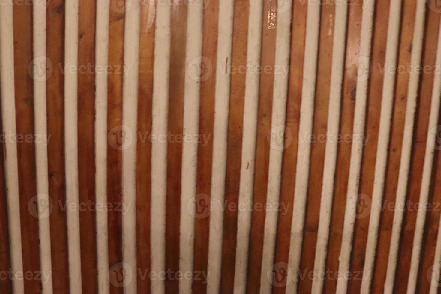 de madeira pranchas em a parede dentro moderno construção foto