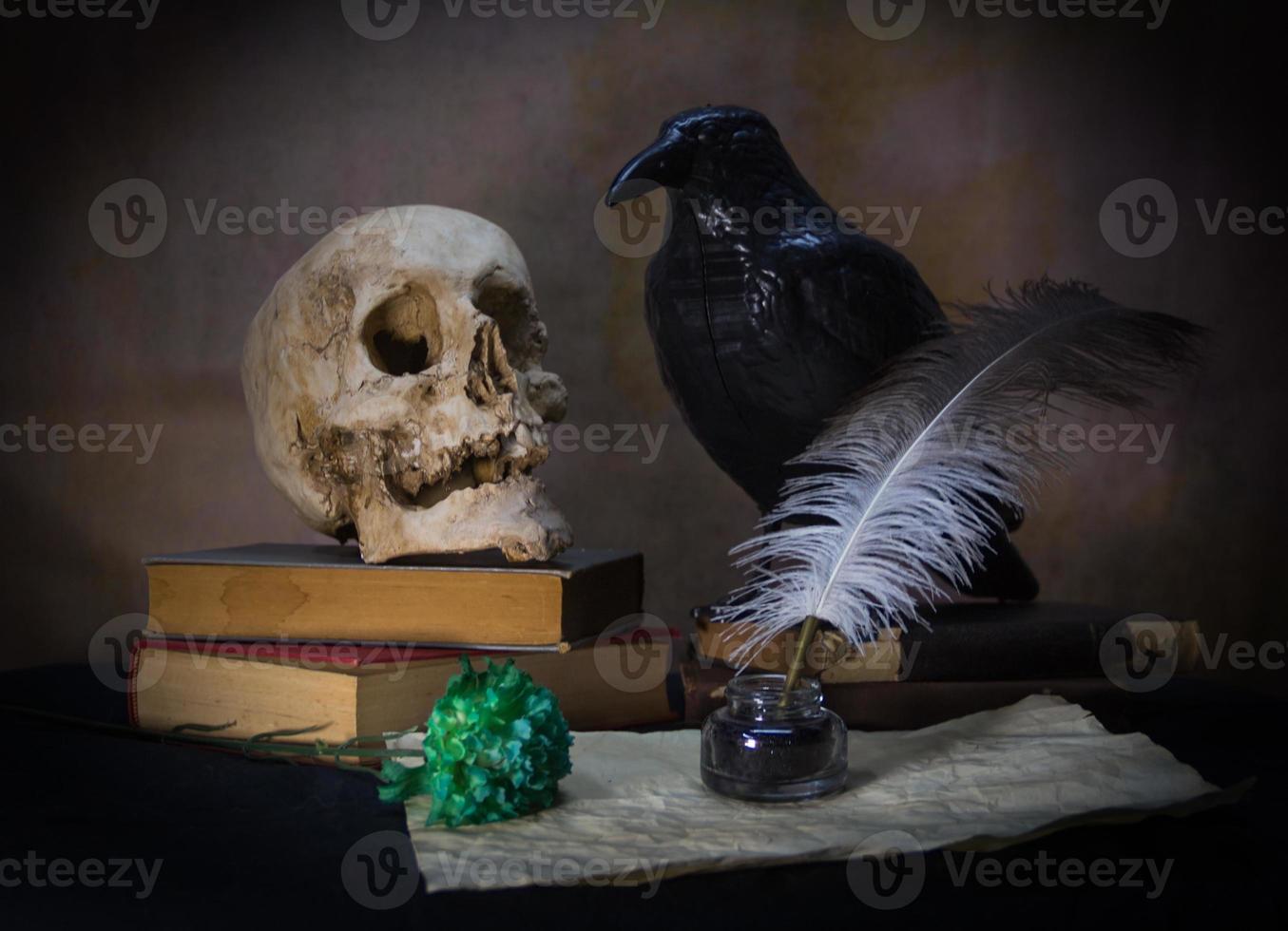 livros uma humano crânio, uma Raven e uma verde cravo. foto