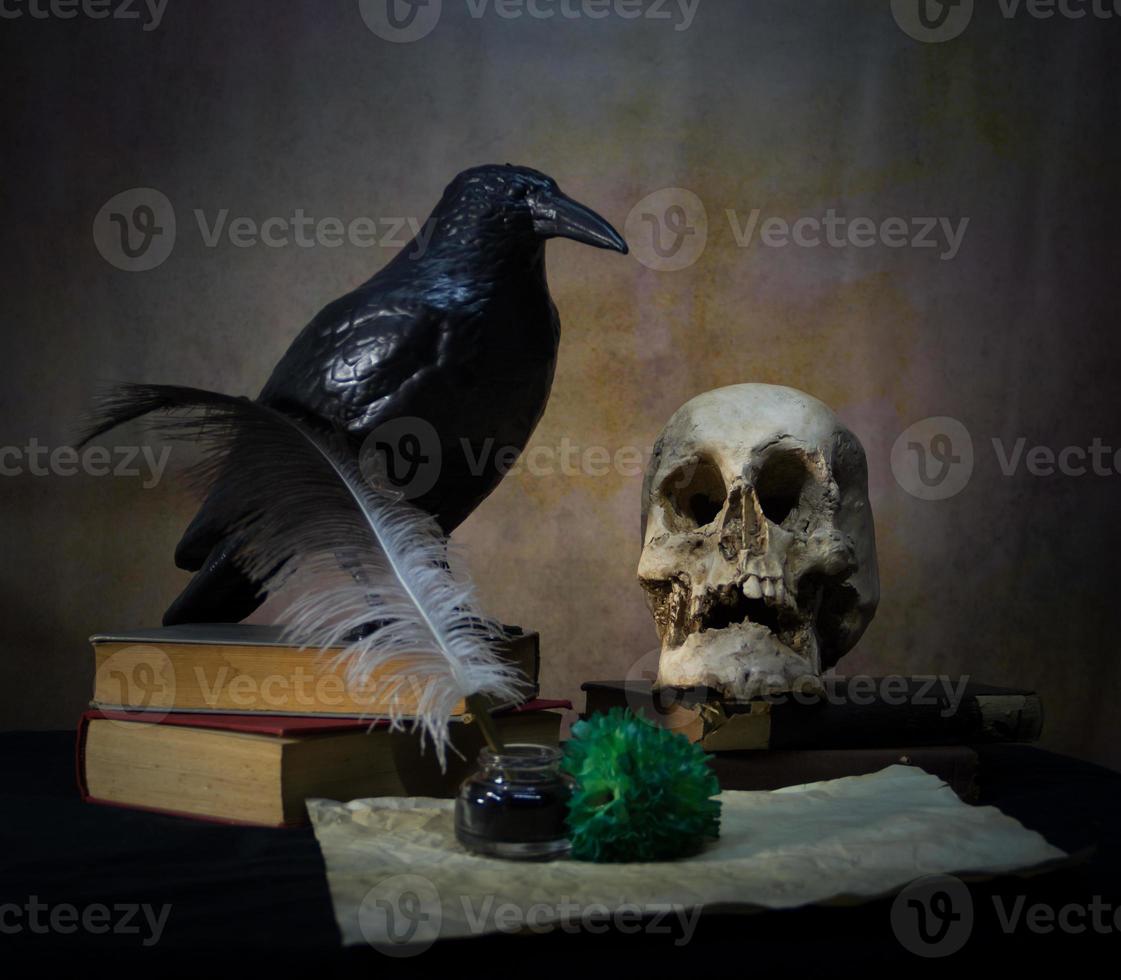 livros uma humano crânio, uma Raven e uma verde cravo. foto