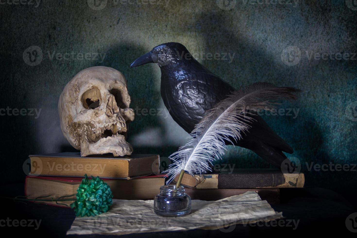 livros uma humano crânio, uma Raven e uma verde cravo. foto
