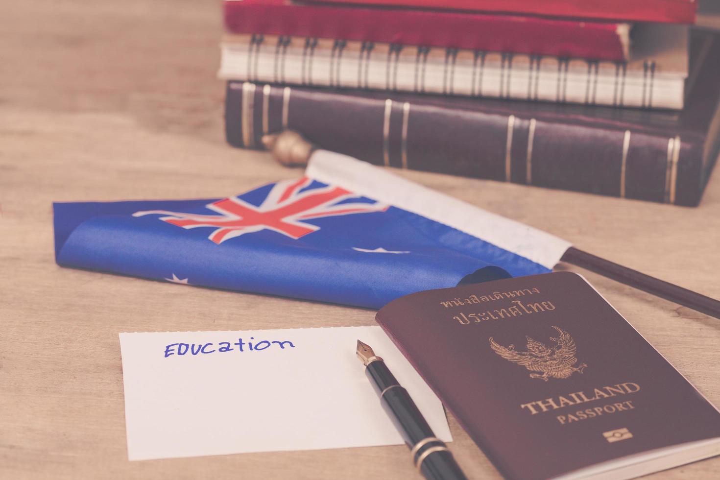 Educação dentro Austrália conceito, passaporte e branco Nota em Austrália bandeira . foto