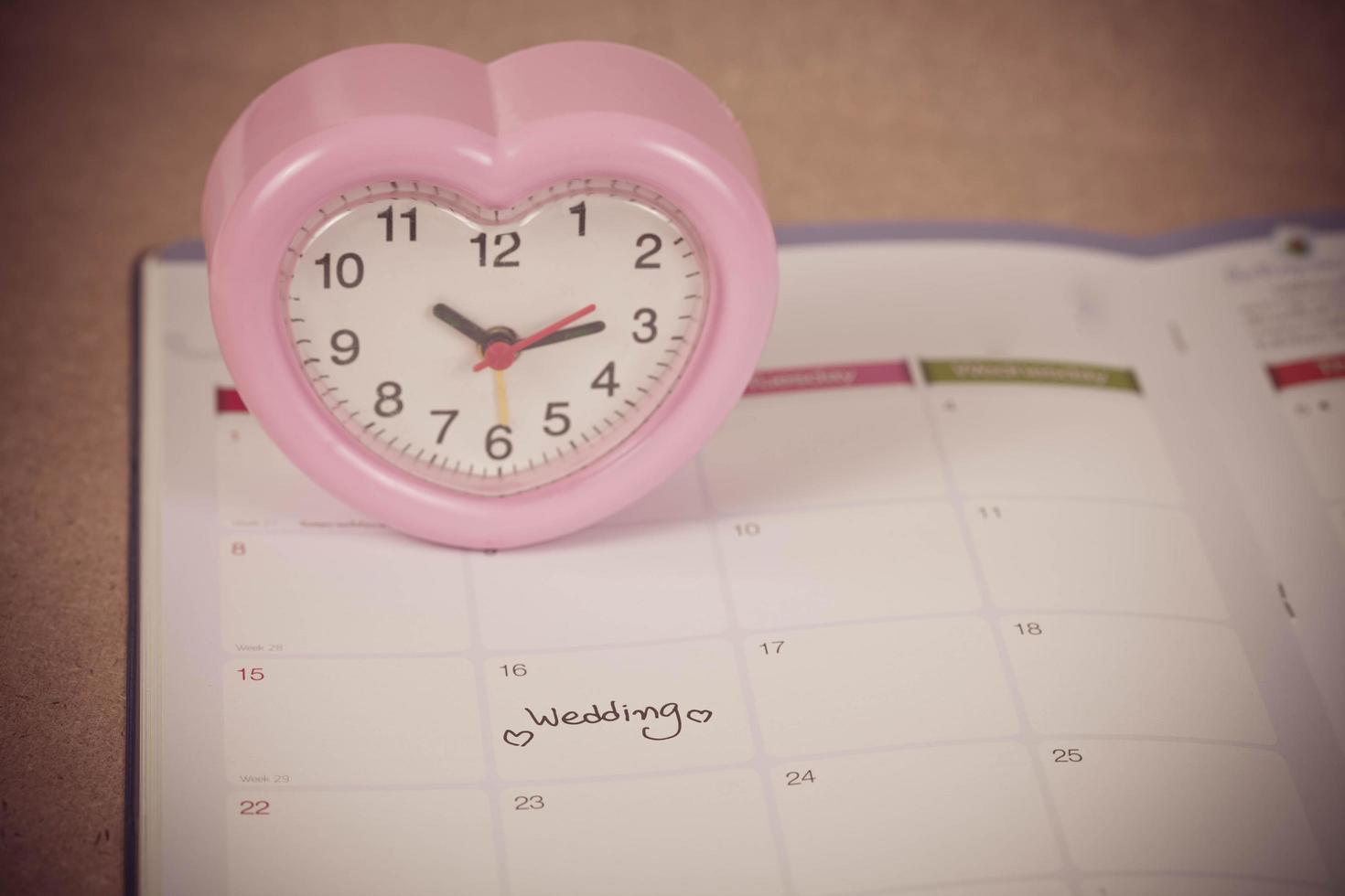 lembrete Casamento dia dentro calendário planejamento e coração placa com cor tom. foto