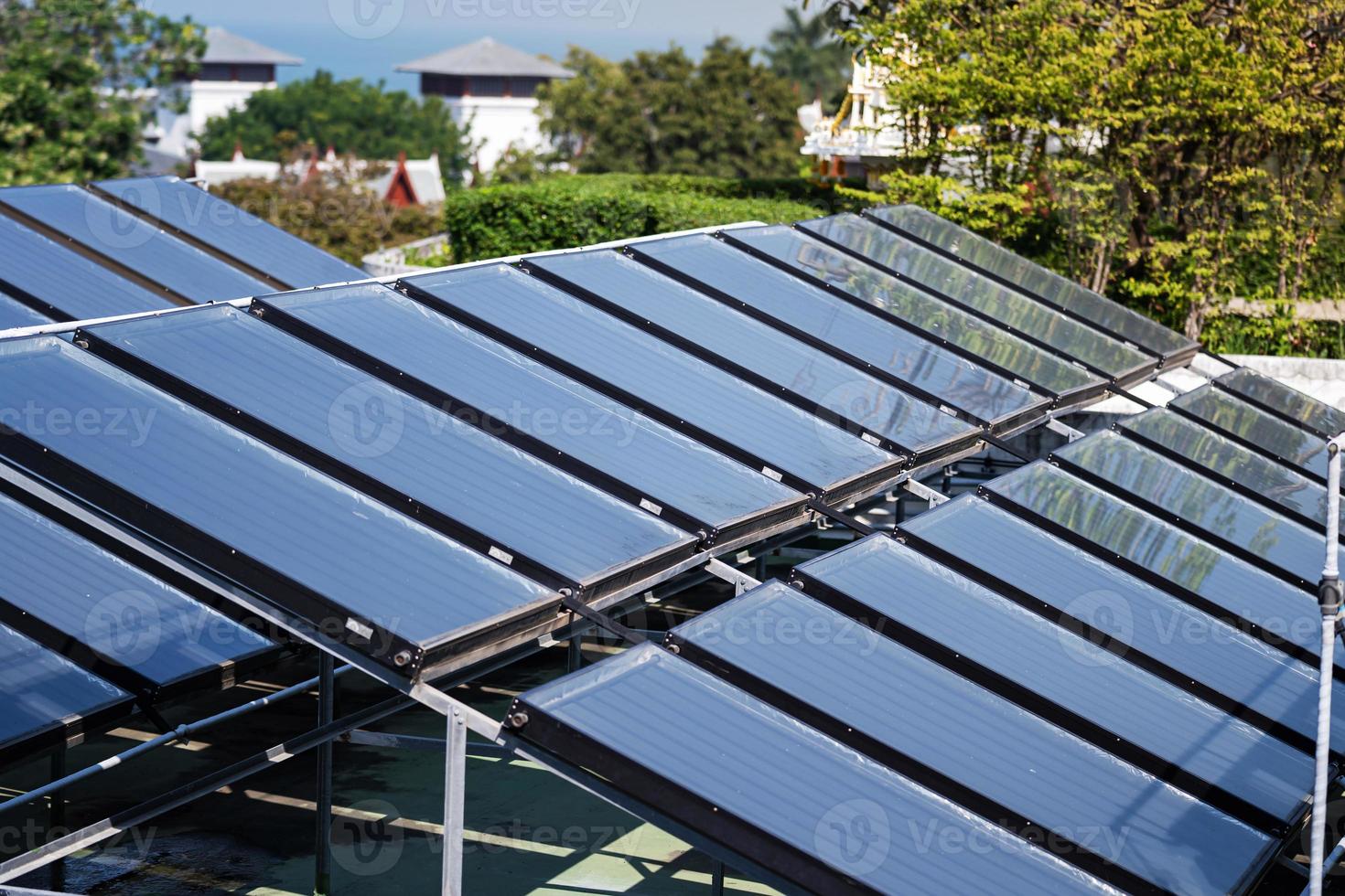 vista aérea das células solares no telhado foto