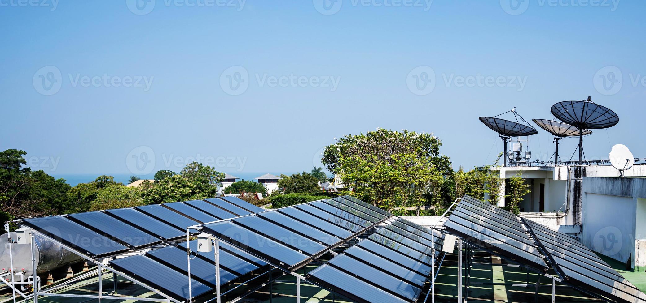 vista aérea das células solares no telhado foto