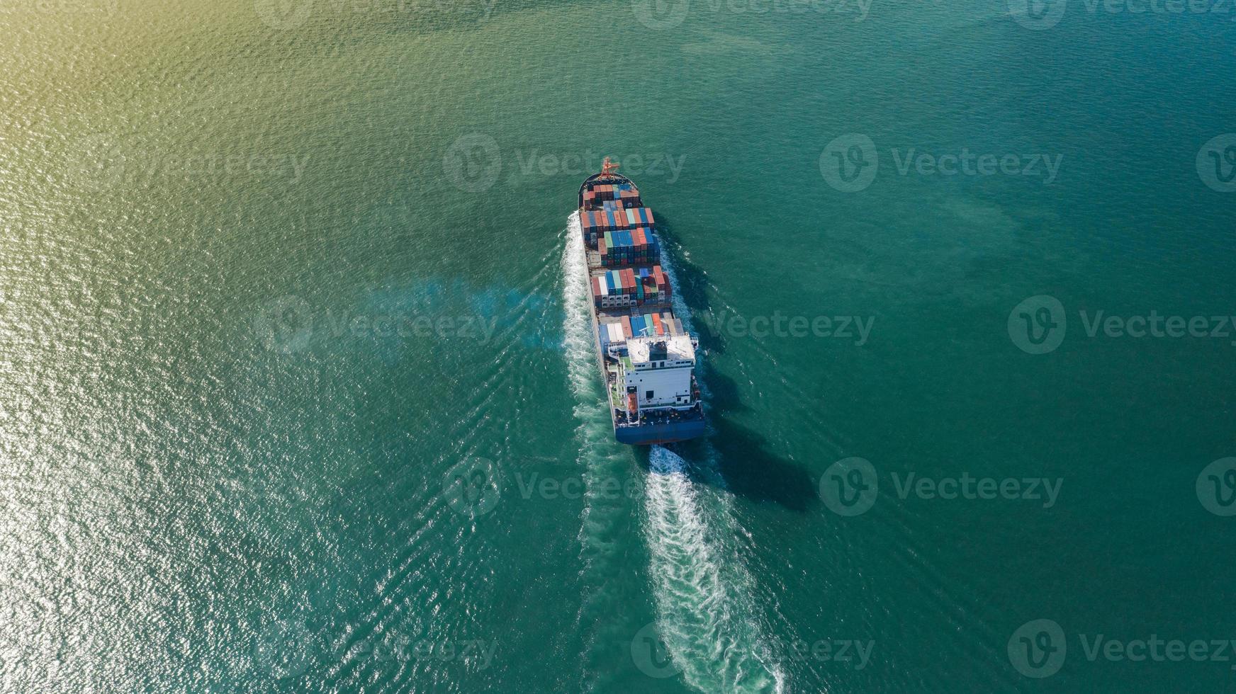 vista aérea superior de grande navio de carga de contêiner foto