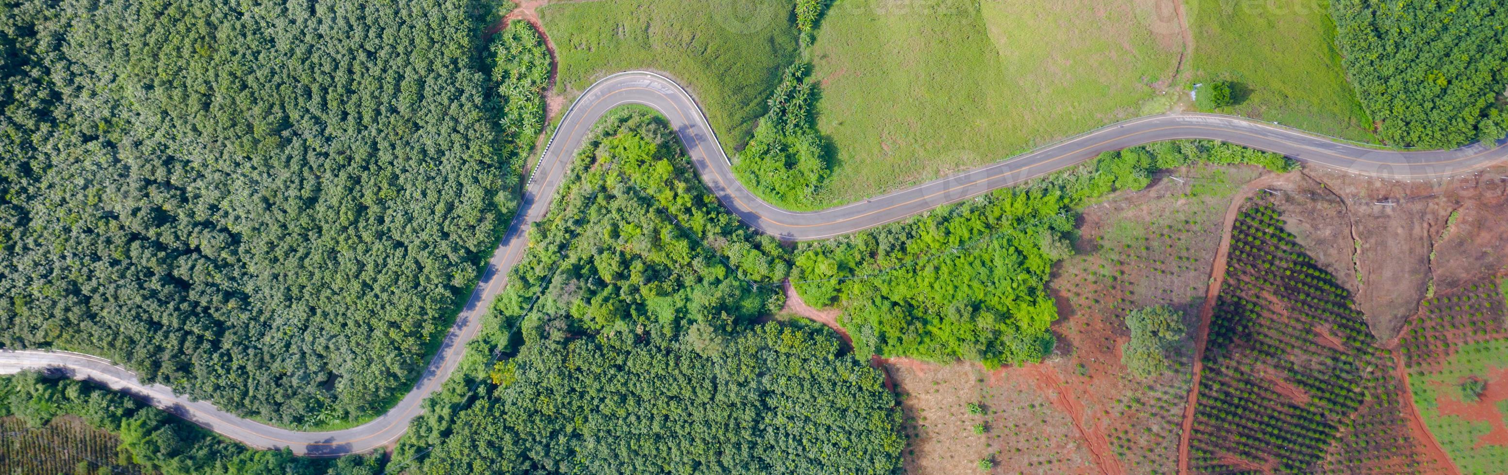 vista aérea de estrada rural em área rural, vista de drone foto