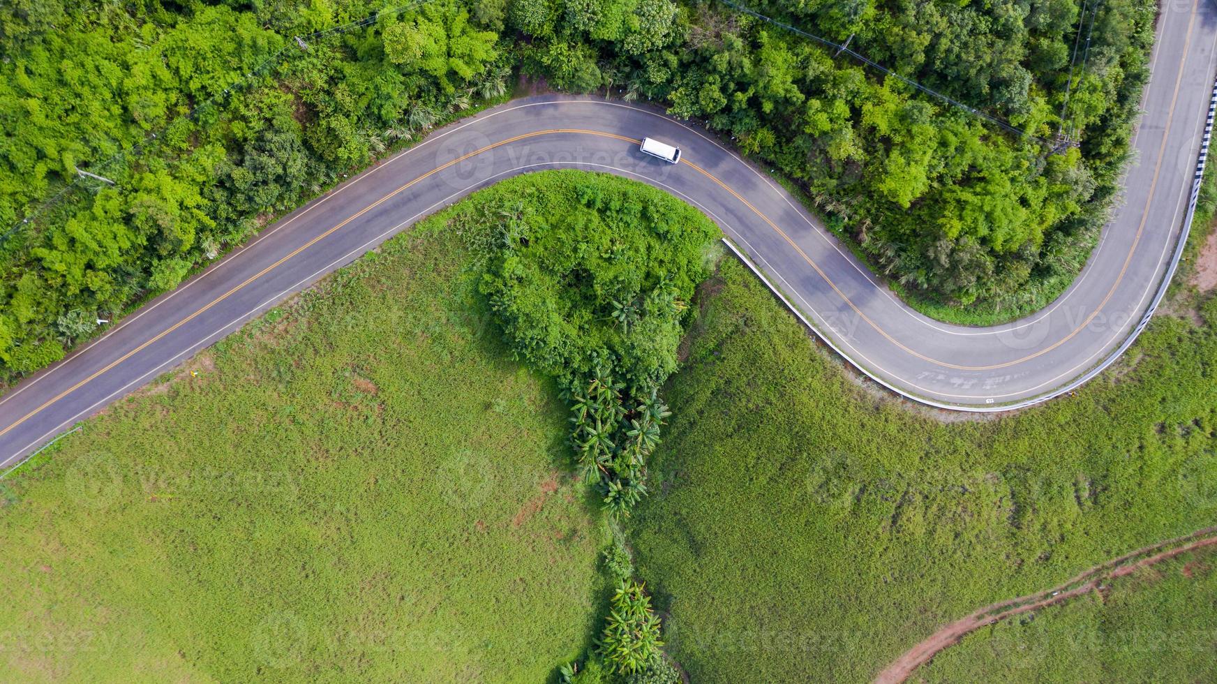 vista aérea de estrada rural em área rural, vista de drone foto