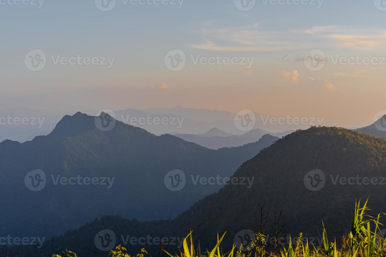 ponto de vista de alto ângulo pôr do sol sobre montanhas e floresta foto