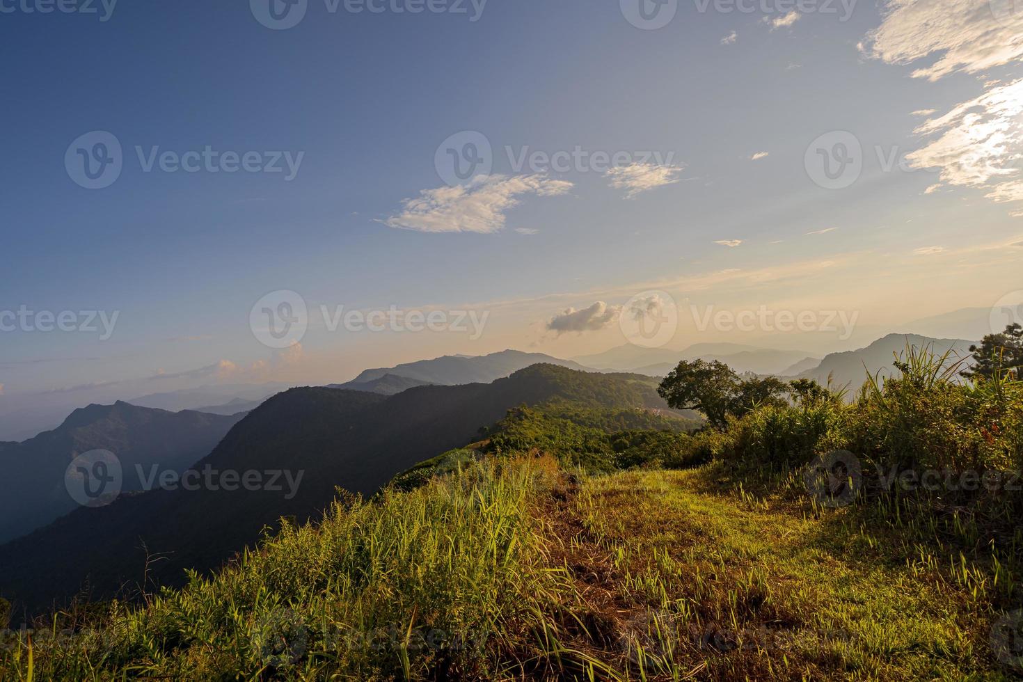 ponto de vista de alto ângulo pôr do sol sobre montanhas e floresta foto