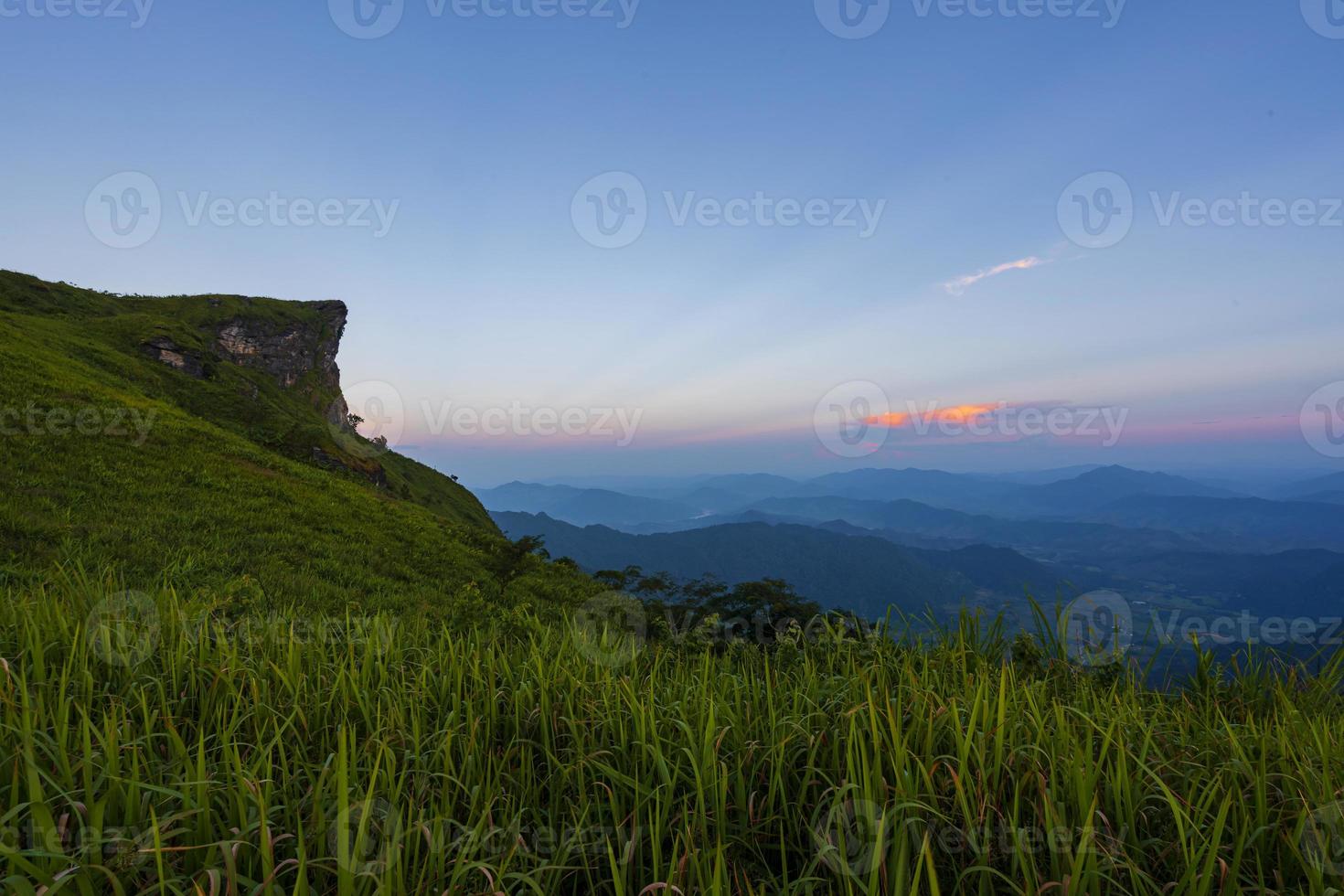 ponto de vista de alto ângulo pôr do sol sobre montanhas e floresta foto