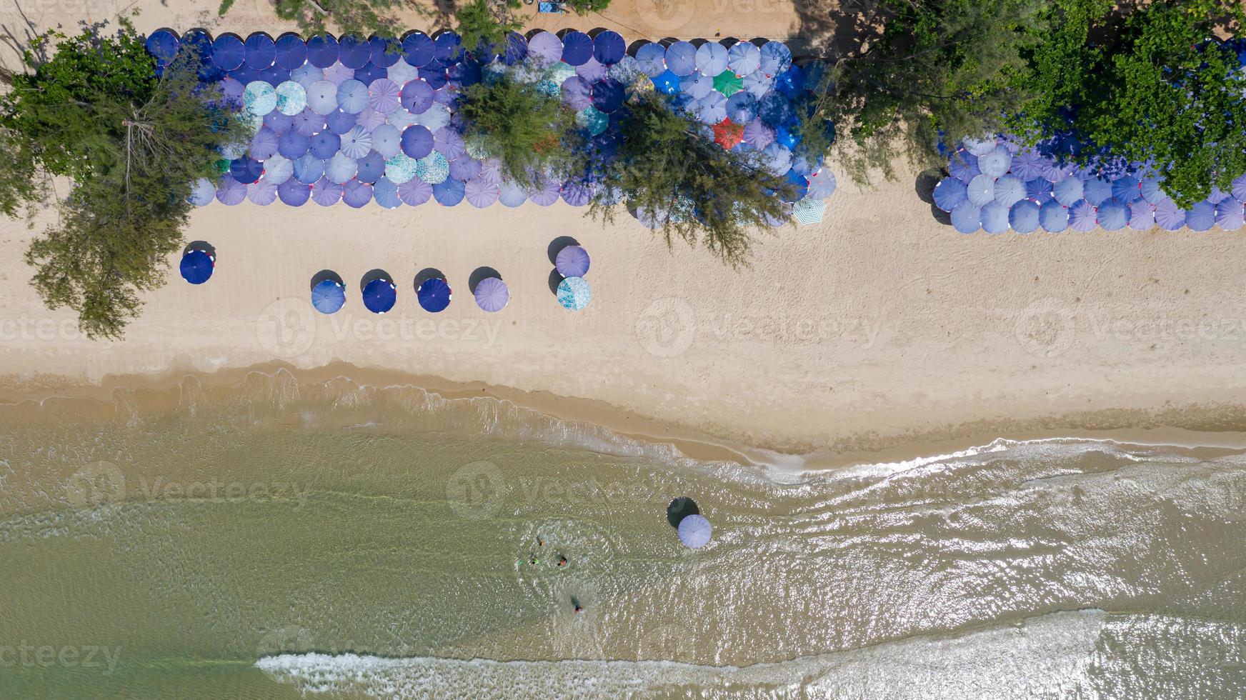 vista aérea de cima da bela praia pela manhã na tailândia foto