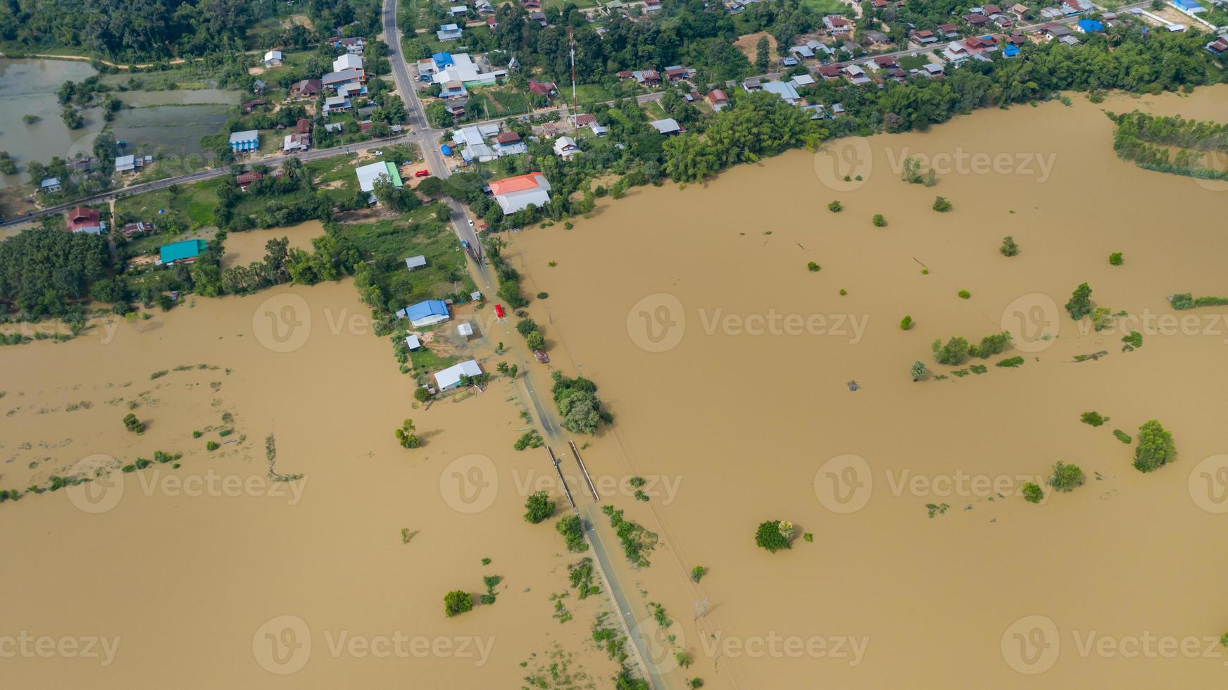 vista aérea superior de arrozais inundados e da aldeia foto