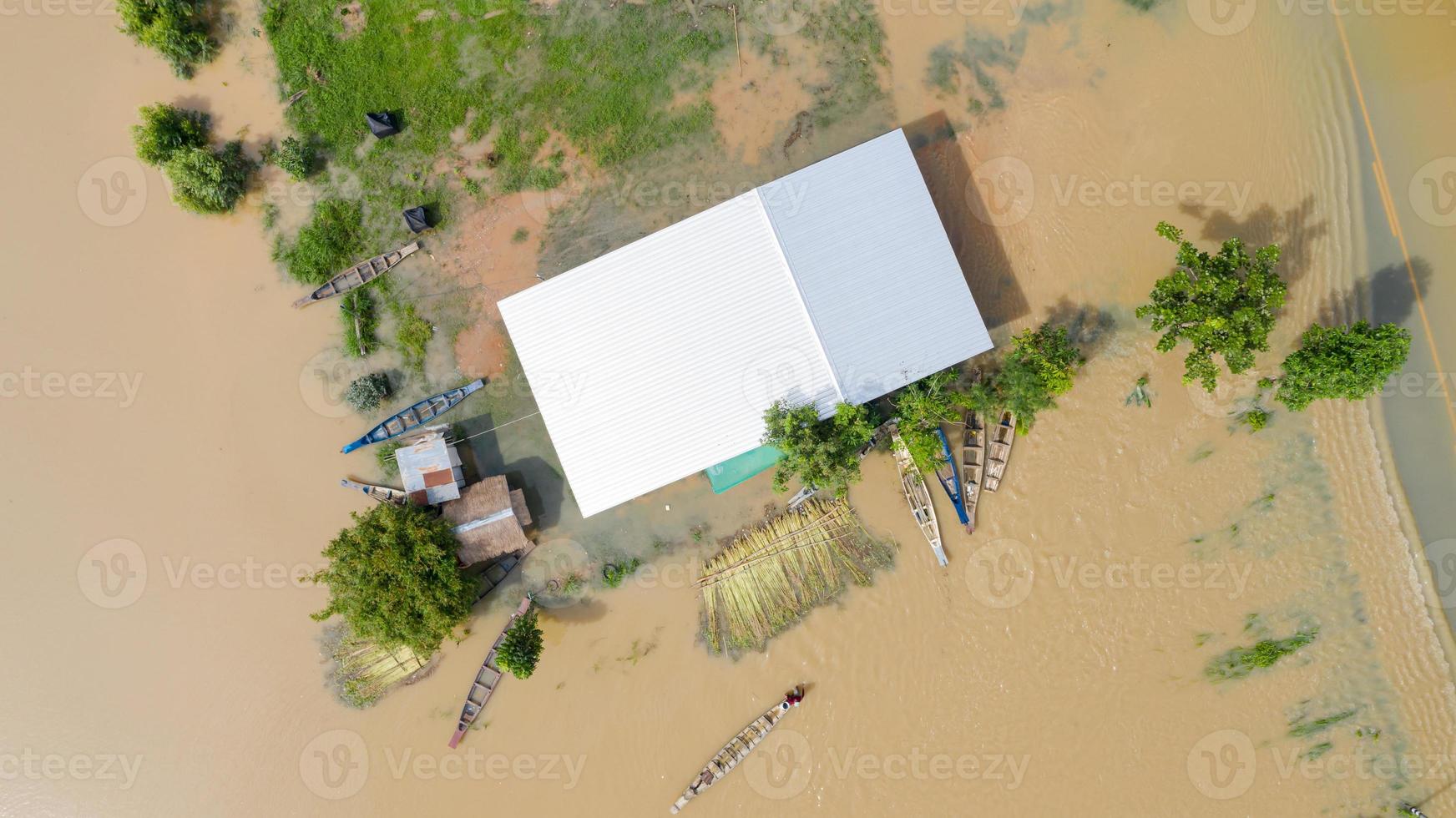 vista aérea superior de arrozais inundados e da aldeia foto