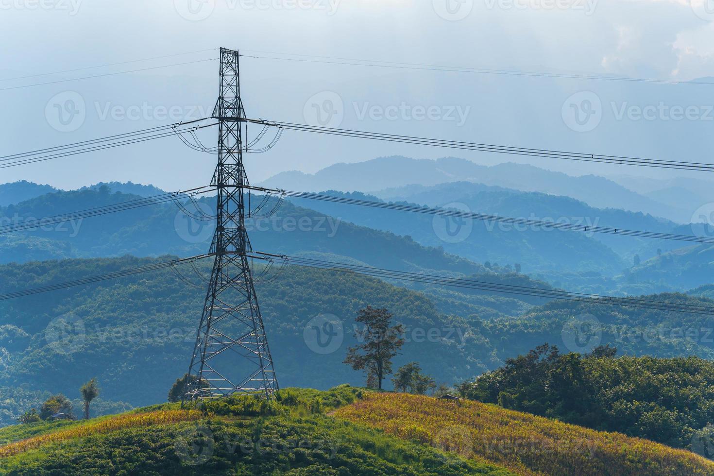 linhas de alta tensão na montanha foto