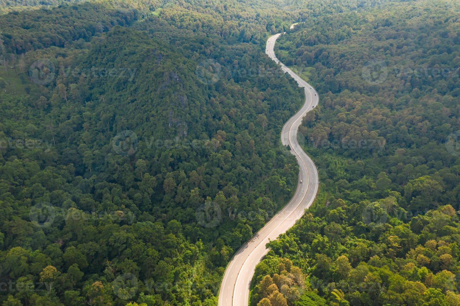 vista aérea do caminho da estrada na floresta, vista do drone foto