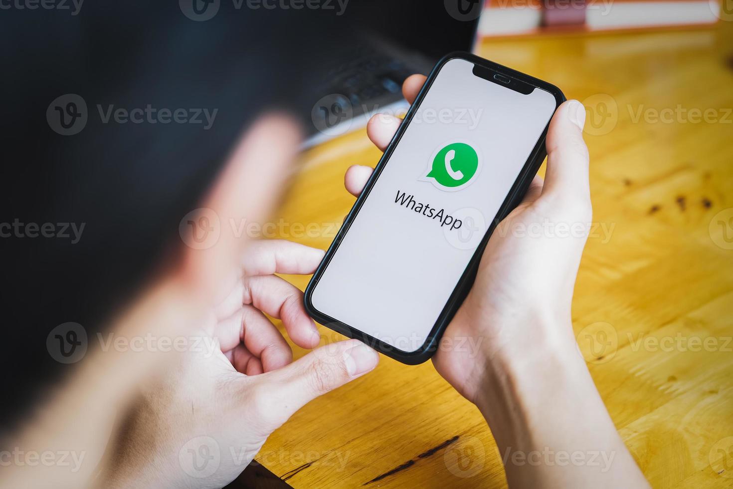 chiang mai, tailândia, 23 de janeiro de 2021 - pessoa usando o aplicativo WhatsApp em um telefone foto