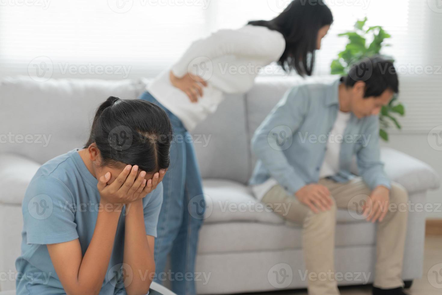 problema dentro família. filha usar mãos cobrir seu face e sentir estressado a partir de a pais briga. criança é ter mental problema. querelas, violência, depressão, suicídio, desânimo, social problema foto