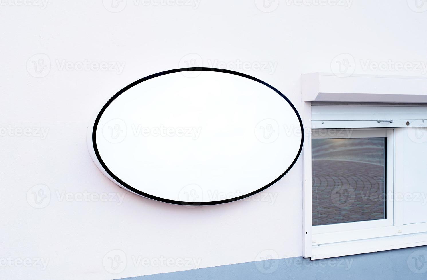 real estabelecimento exterior com branco paredes , oval logotipo para brincar Projeto foto