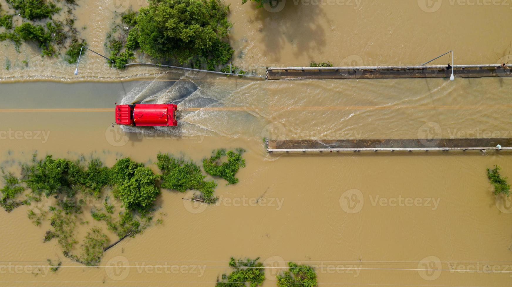 vista aérea da estrada rural com um carro vermelho foto