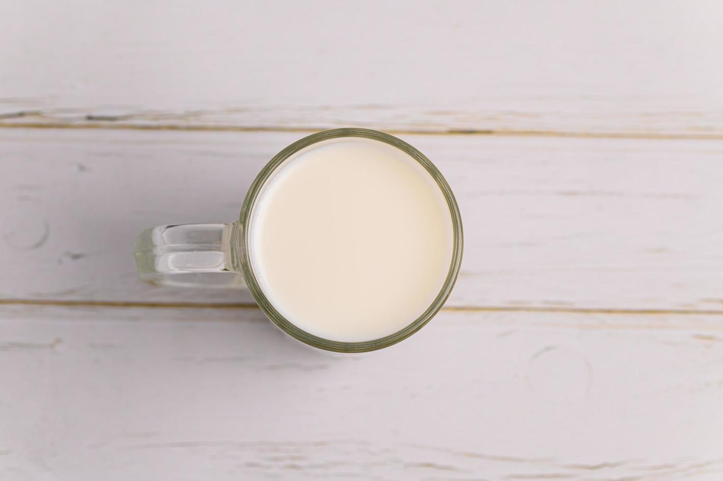 um copo de leite na mesa foto