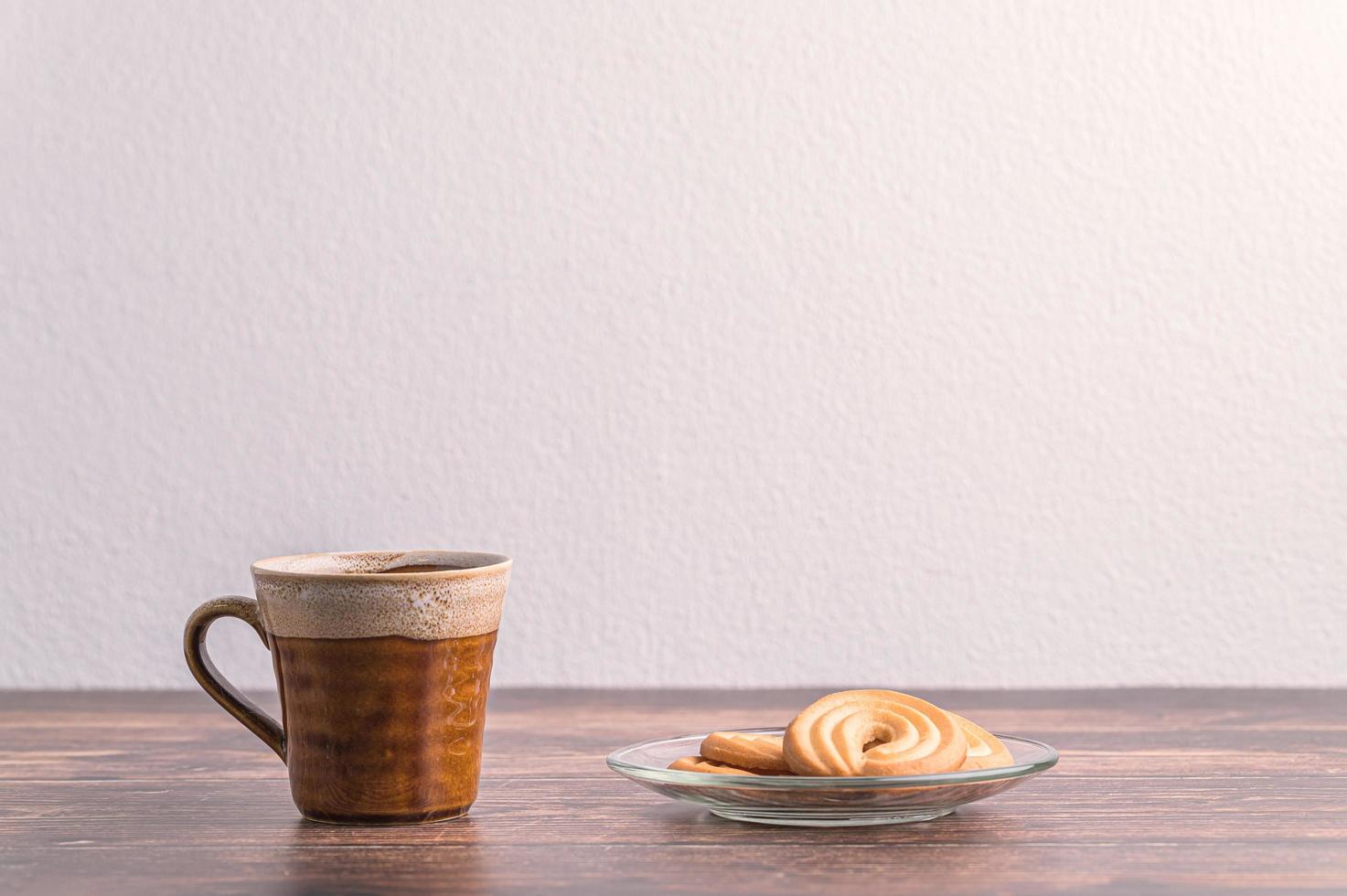 beber água e comer biscoitos foto