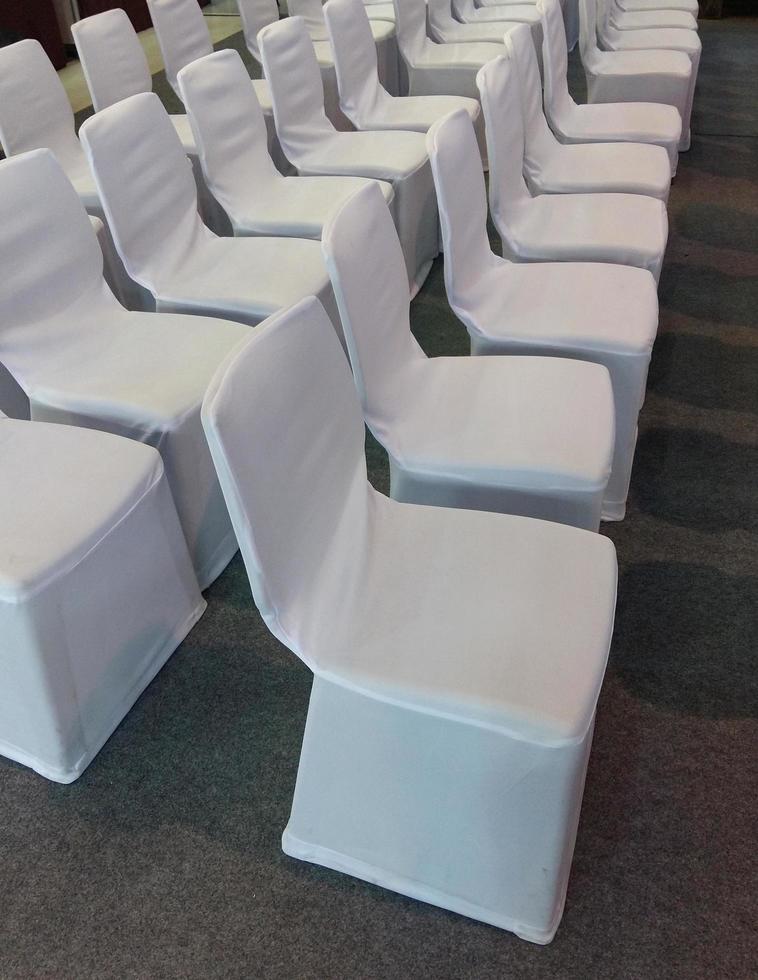 fileiras de cadeiras brancas em um hotel foto