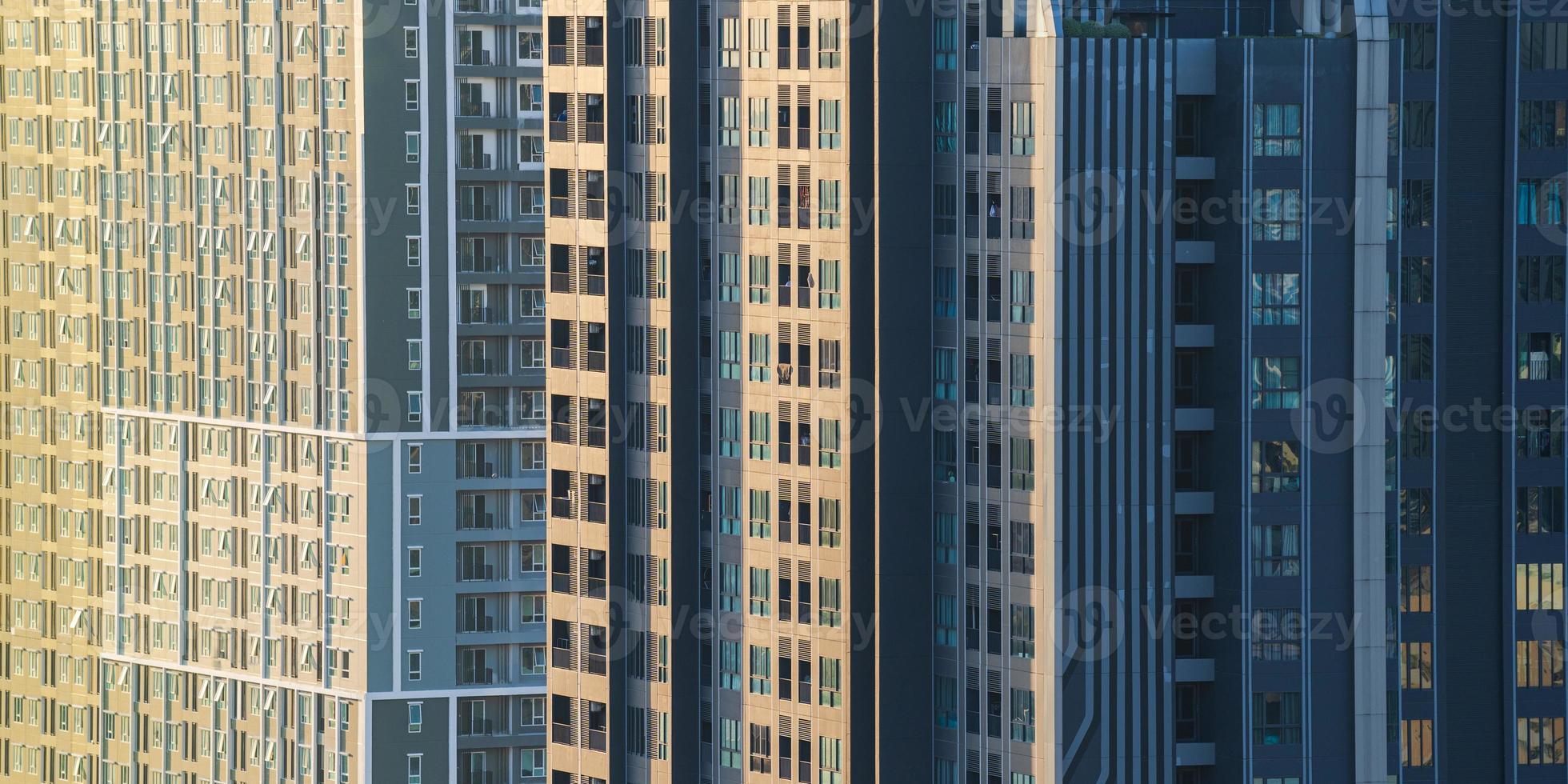 vista lateral com construção de edifício novo e moderno ao fundo foto