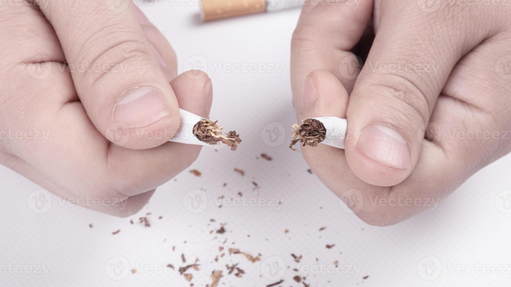 cigarro quebrado na mão, close-up, pare de fumar foto