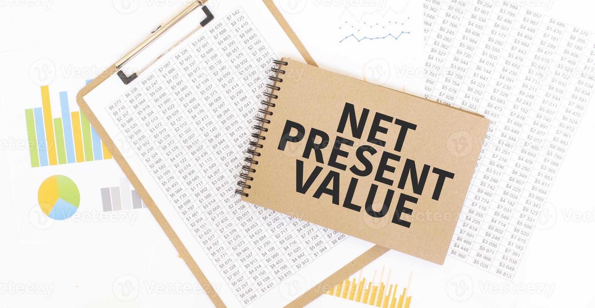 texto internet presente valor em Castanho papel bloco de anotações em a mesa com diagrama. o negócio conceito foto