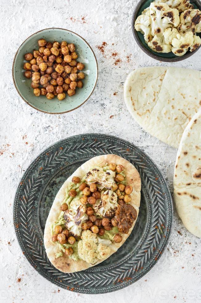 grão de bico salada sanduíche foto