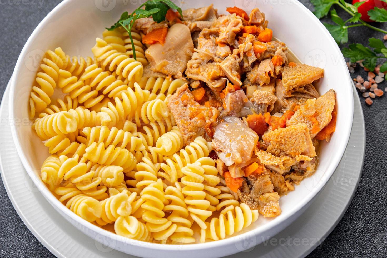 carne tripas massa fusilli fresco refeição Comida lanche em a mesa cópia de espaço Comida fundo rústico topo Visão foto