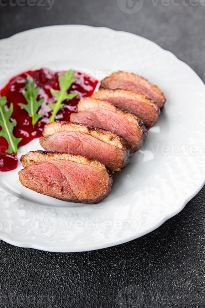 Pato seio assado carne aves de capoeira refeição Comida lanche em a mesa cópia de espaço Comida fundo rústico topo Visão foto