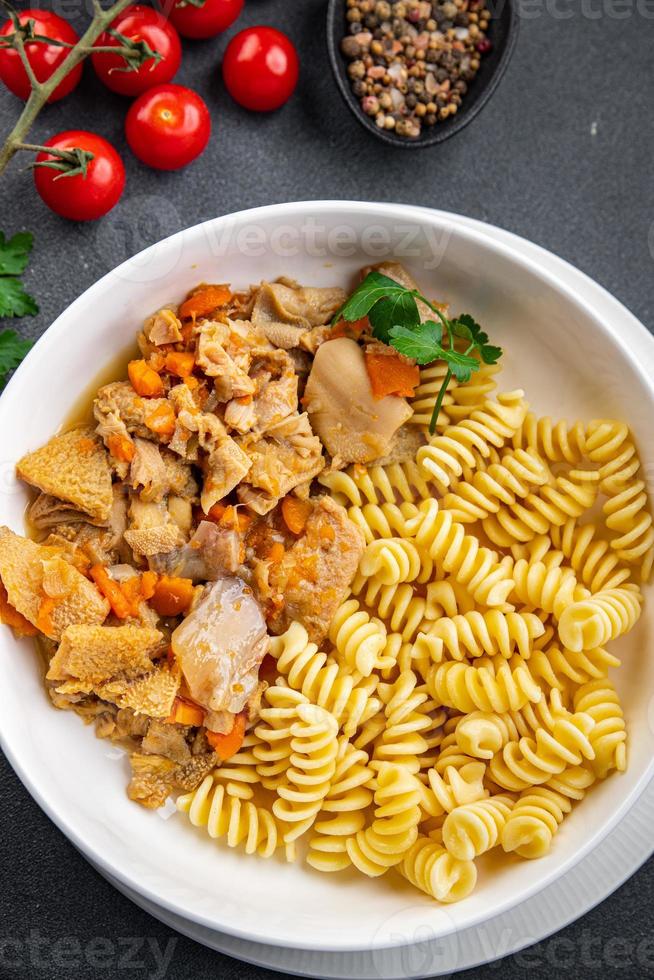 carne tripas massa fusilli fresco refeição Comida lanche em a mesa cópia de espaço Comida fundo rústico topo Visão foto