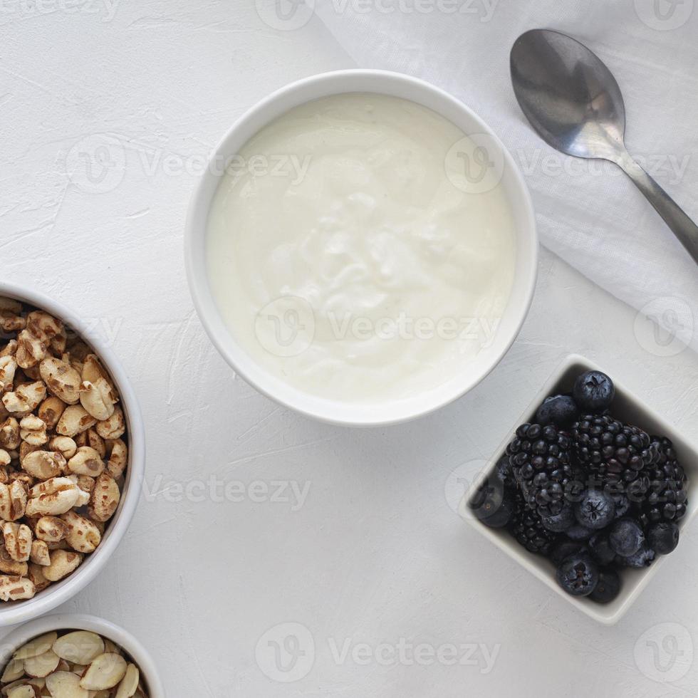 vista superior tigela de iogurte com frutas foto