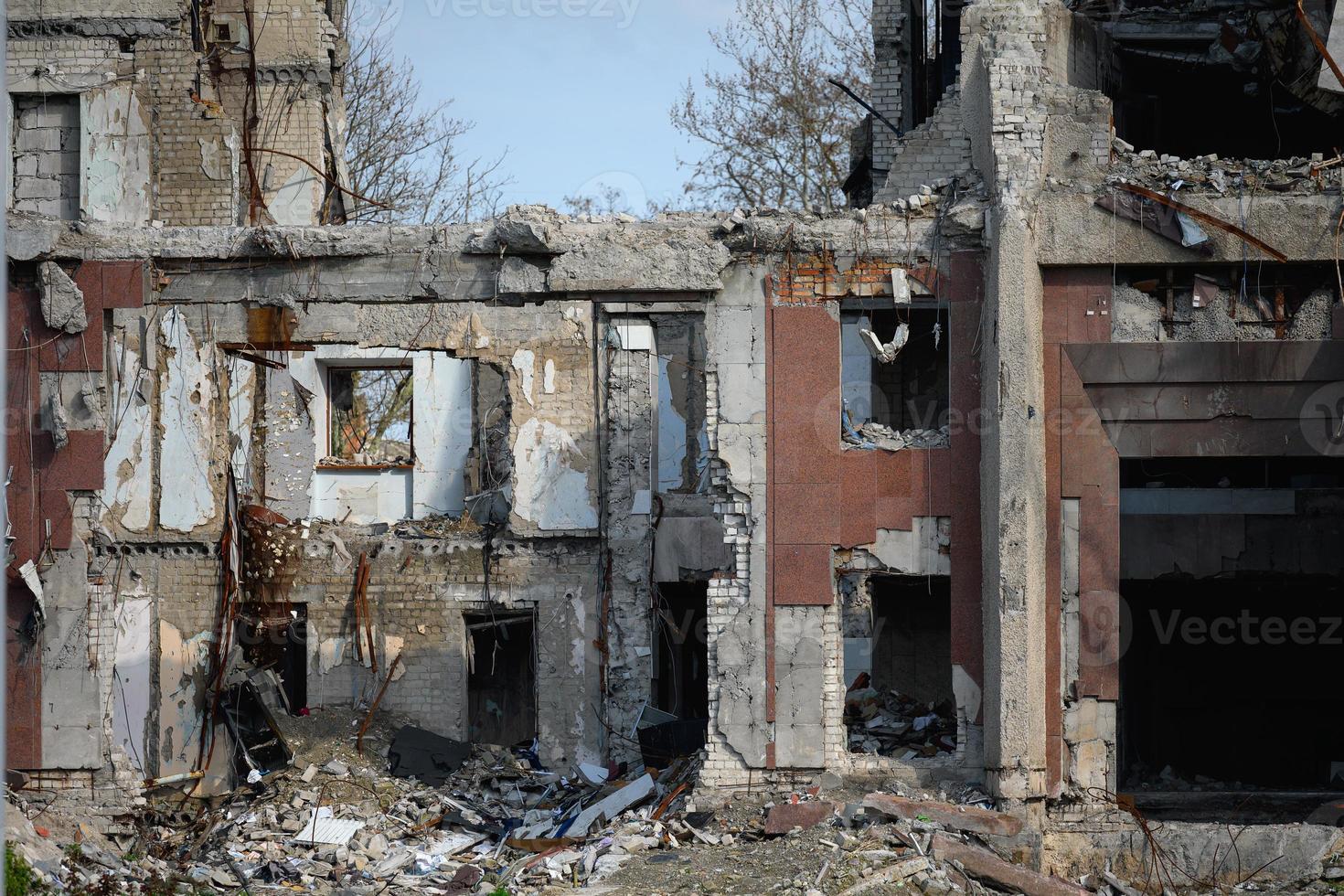 destruído administrativo construção dentro Ucrânia, abril 2023 foto