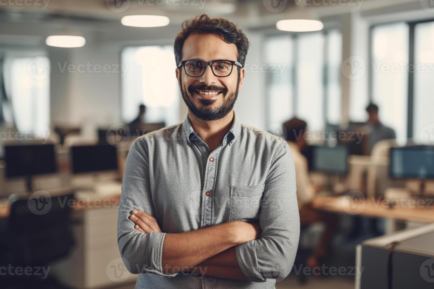 ai generativo retrato do sorridente homem de negocios em pé com braços cruzado dentro criativo escritório. foto