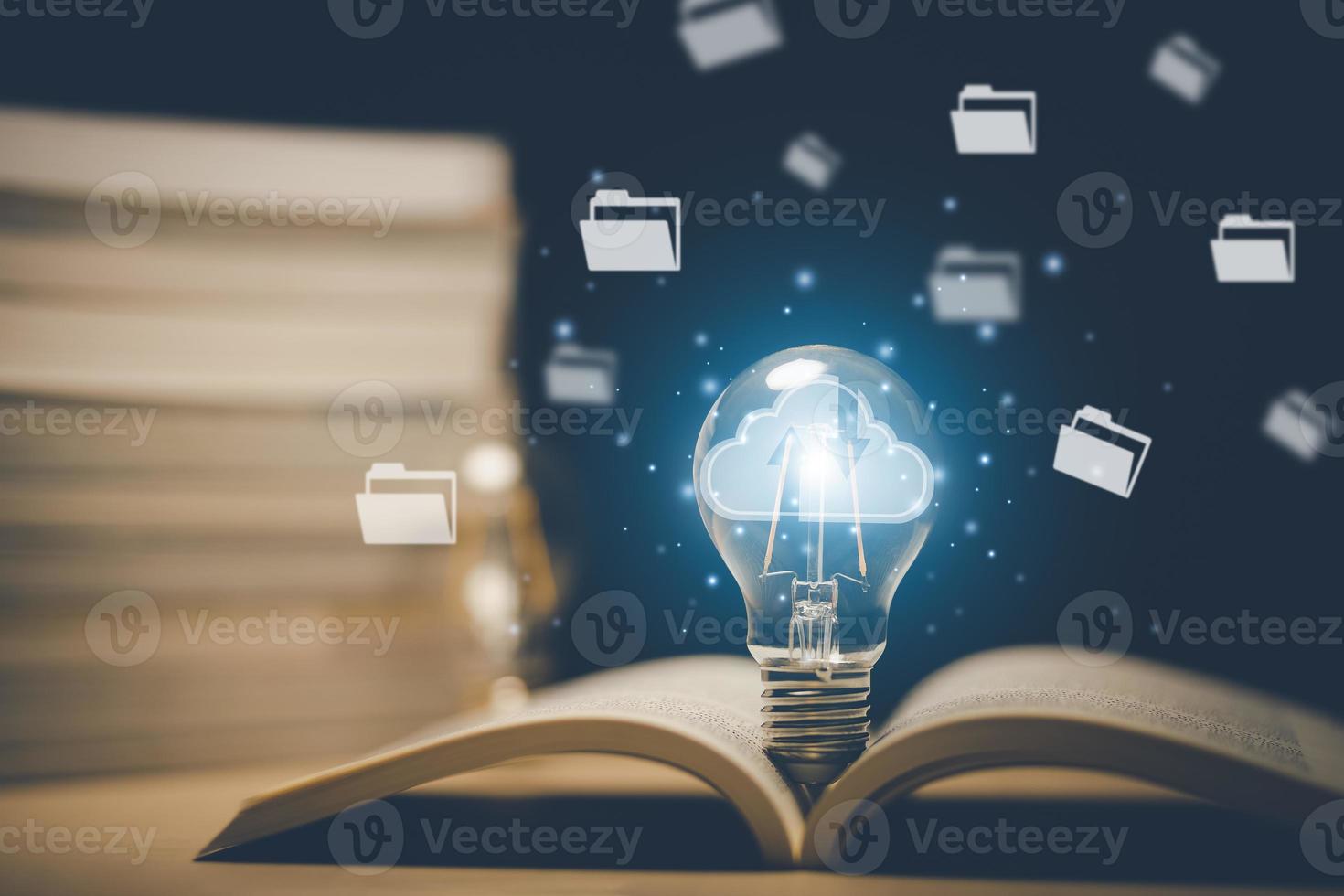 luz lâmpada com nuvem e documento gestão sistema, inovação tecnologia, o negócio ícones em rede conexão, usar tecnologia nuvem sistema, digital marketing, conhecimento, e procurando para Novo Ideias. foto