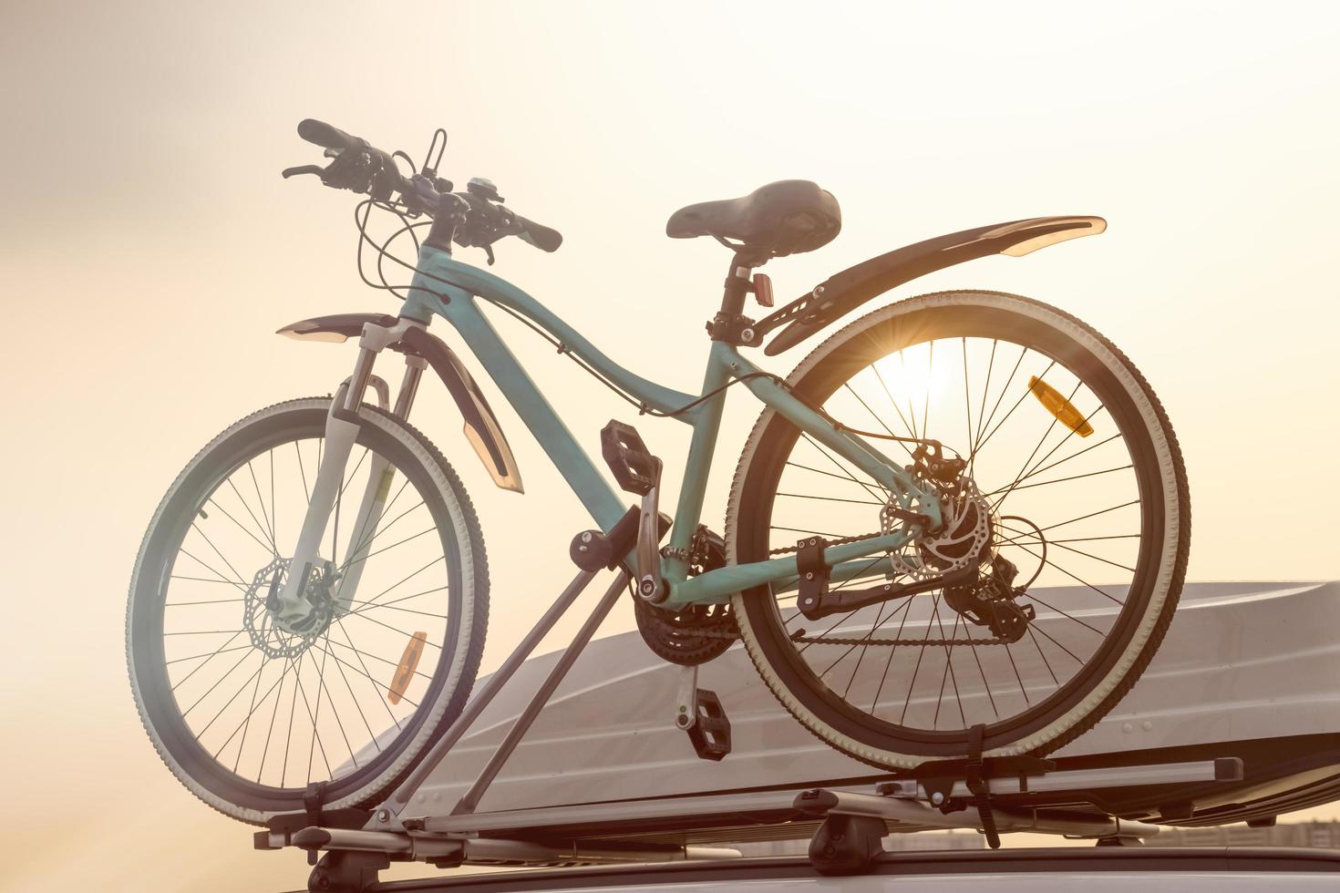 bicicleta e porta-malas fecham no fundo do céu. foto