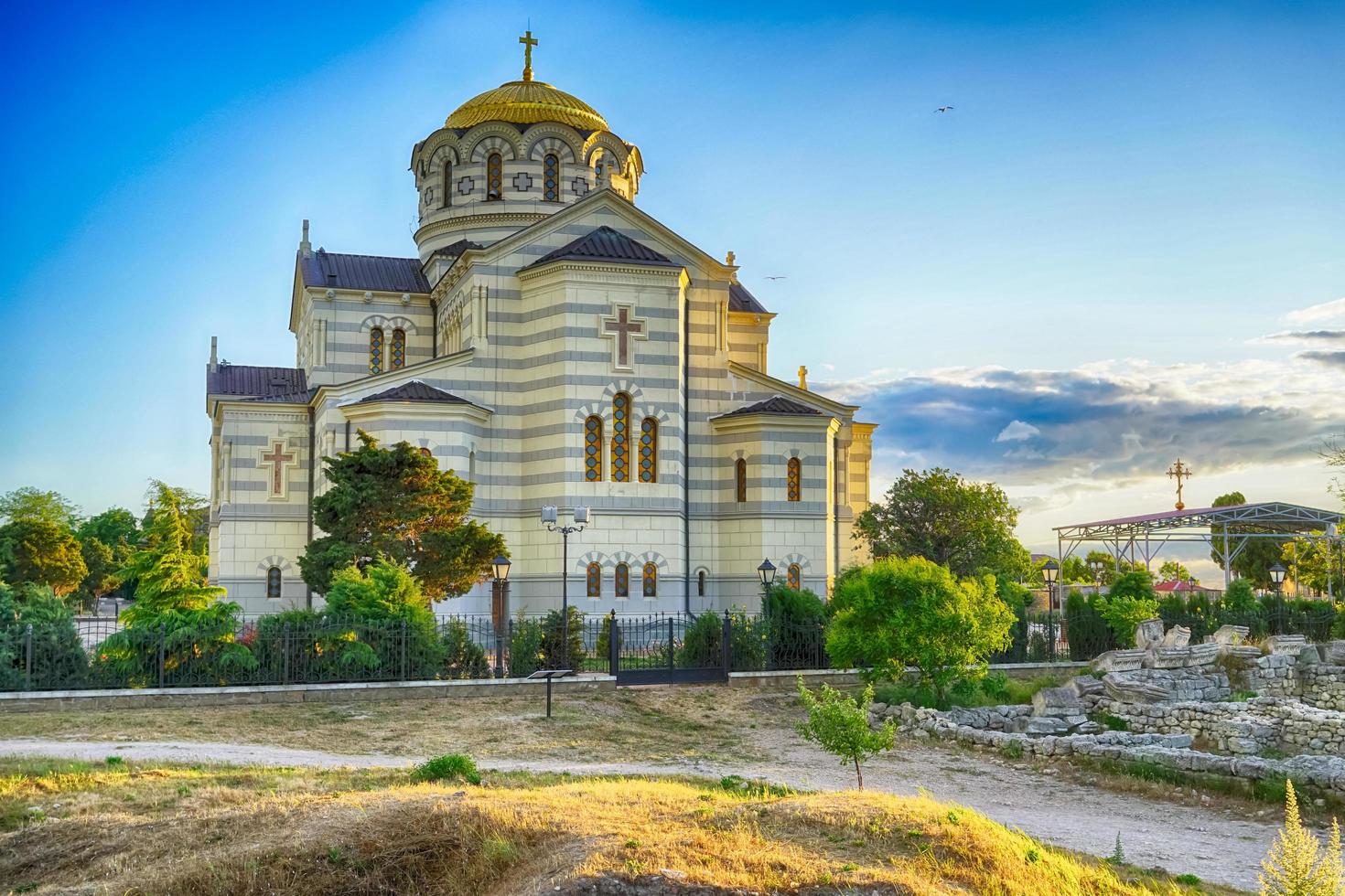 paisagem com vista para as ruínas e para o templo de s. Vladimir foto