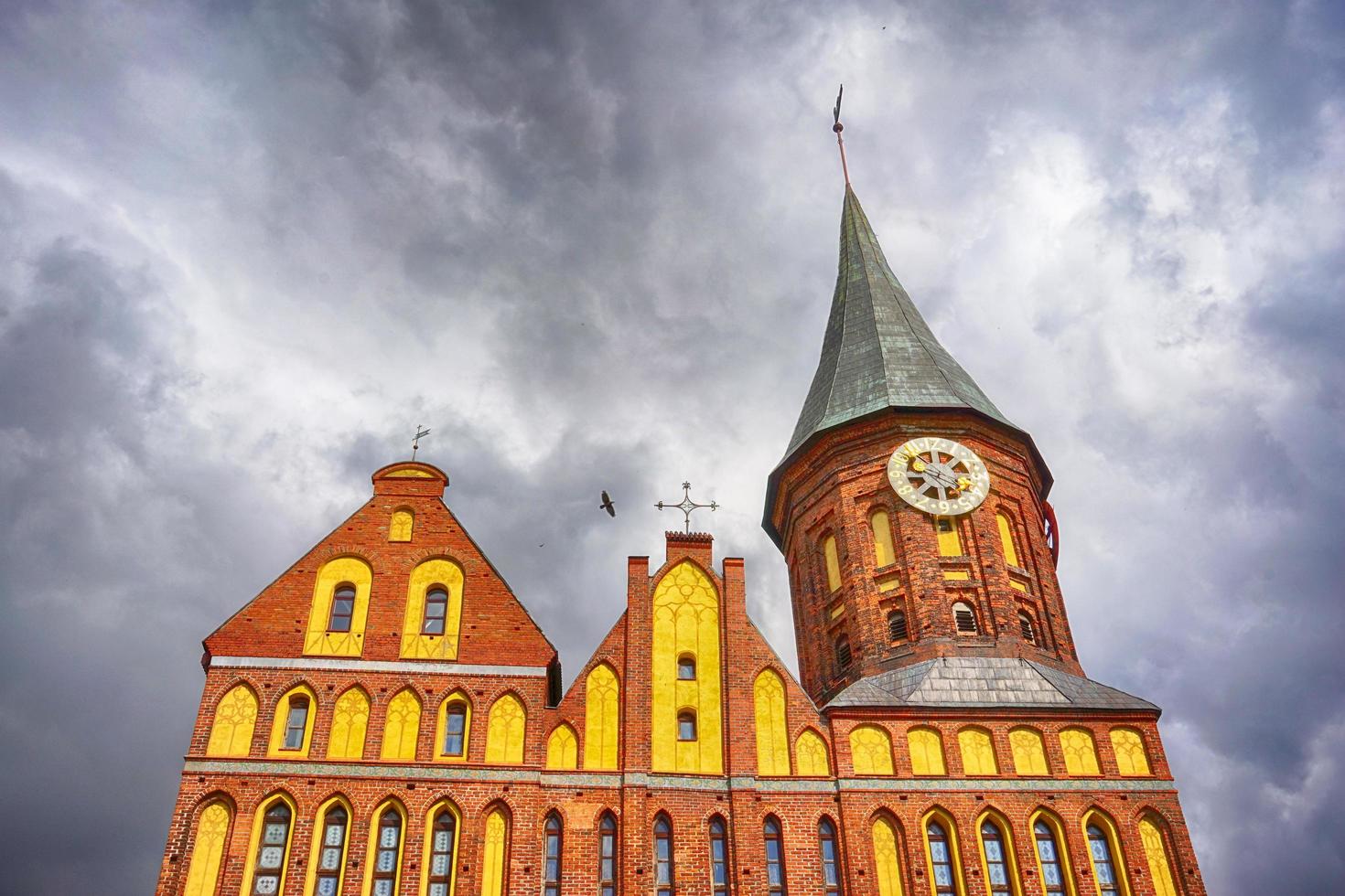 a visão da catedral da cidade no fundo do céu nublado foto