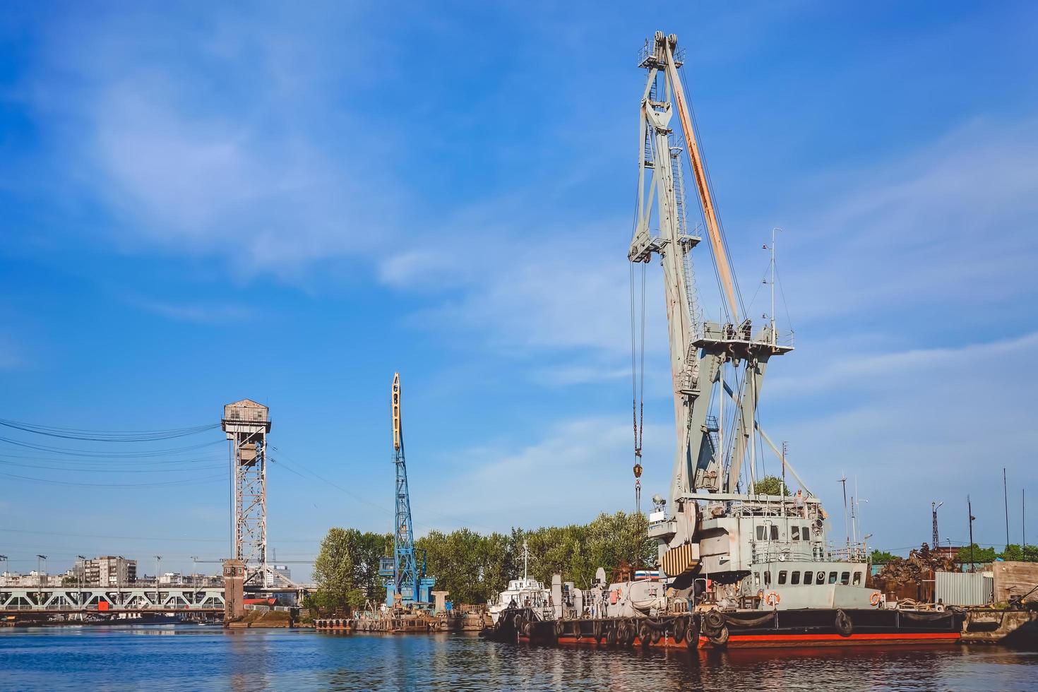 porto de uma grande cidade russa com navios foto