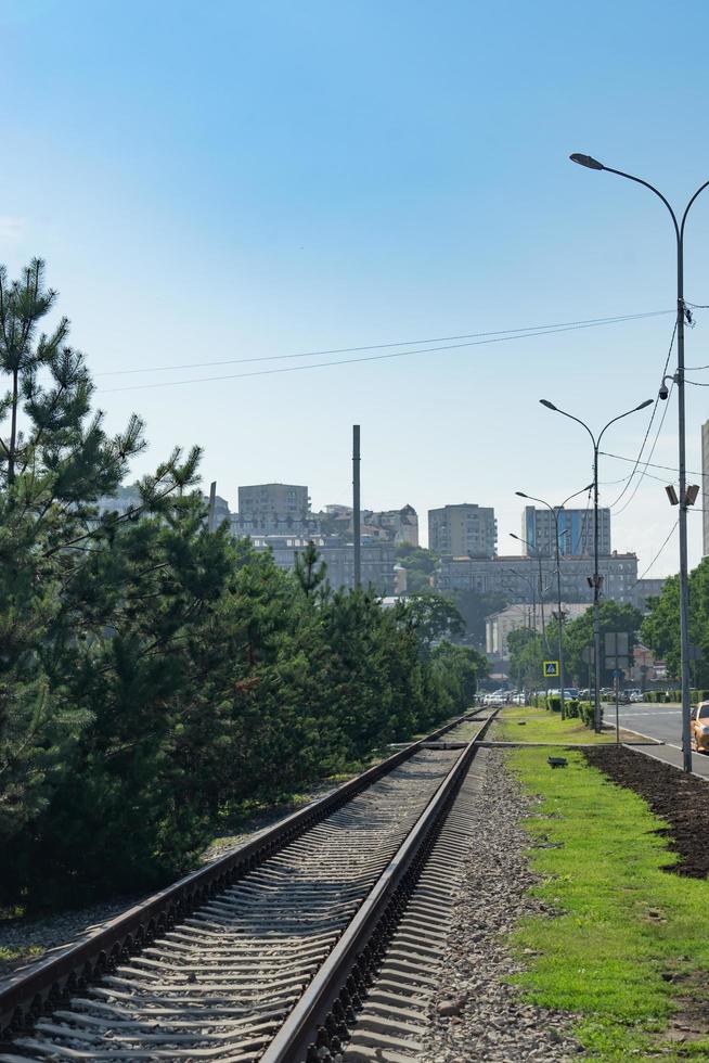 horizonte da cidade com a ferrovia na rua. foto