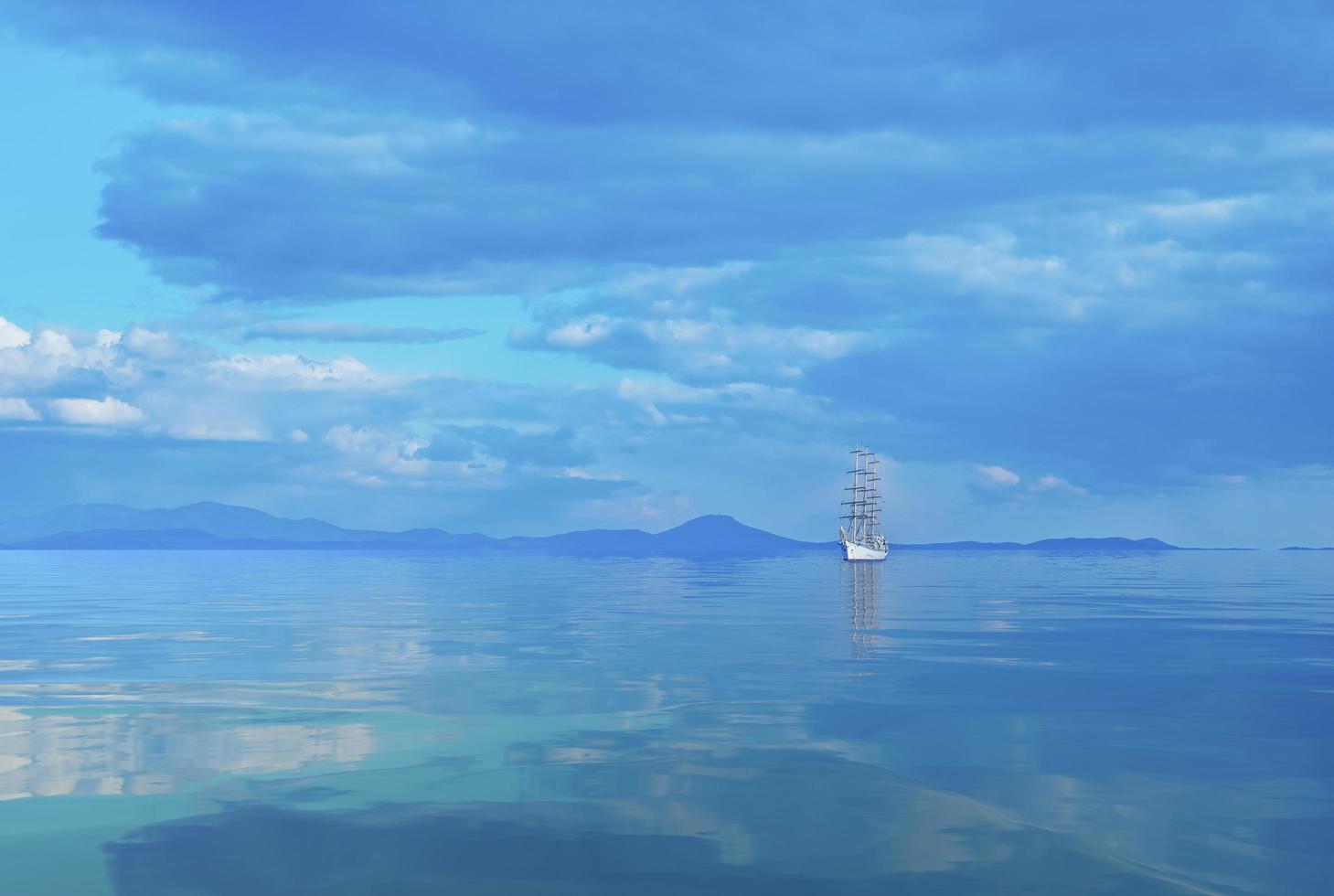 vista do mar com um lindo veleiro no horizonte. foto