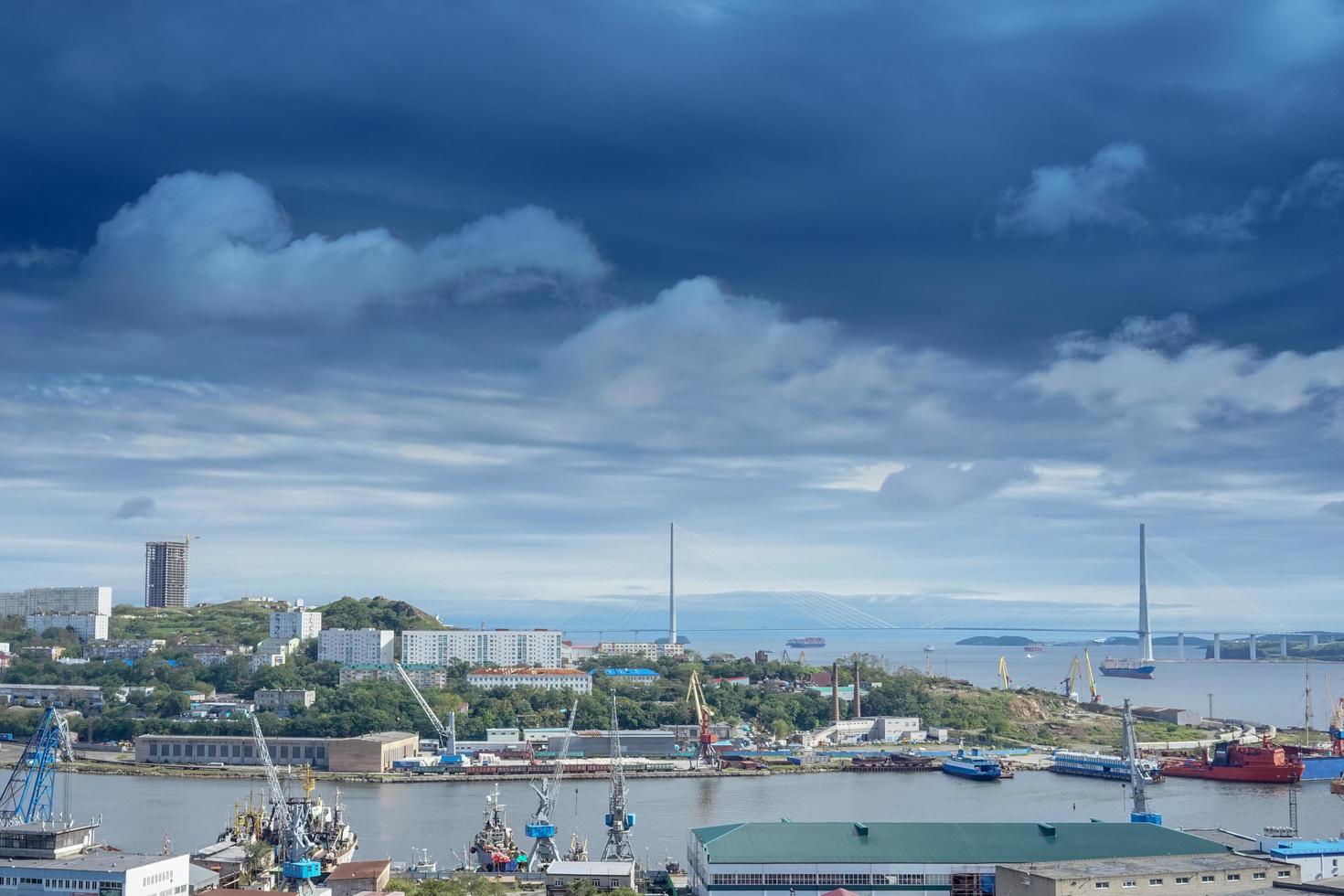 vladivostok, rússia. paisagem urbana com vista para a baía de Diomedes foto